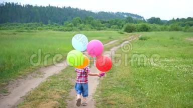 开心的小宝贝，开心的<strong>拿</strong>着<strong>气球</strong>到处跑.. 户外娱乐活动。 庆祝和乐趣。 孩子`生日
